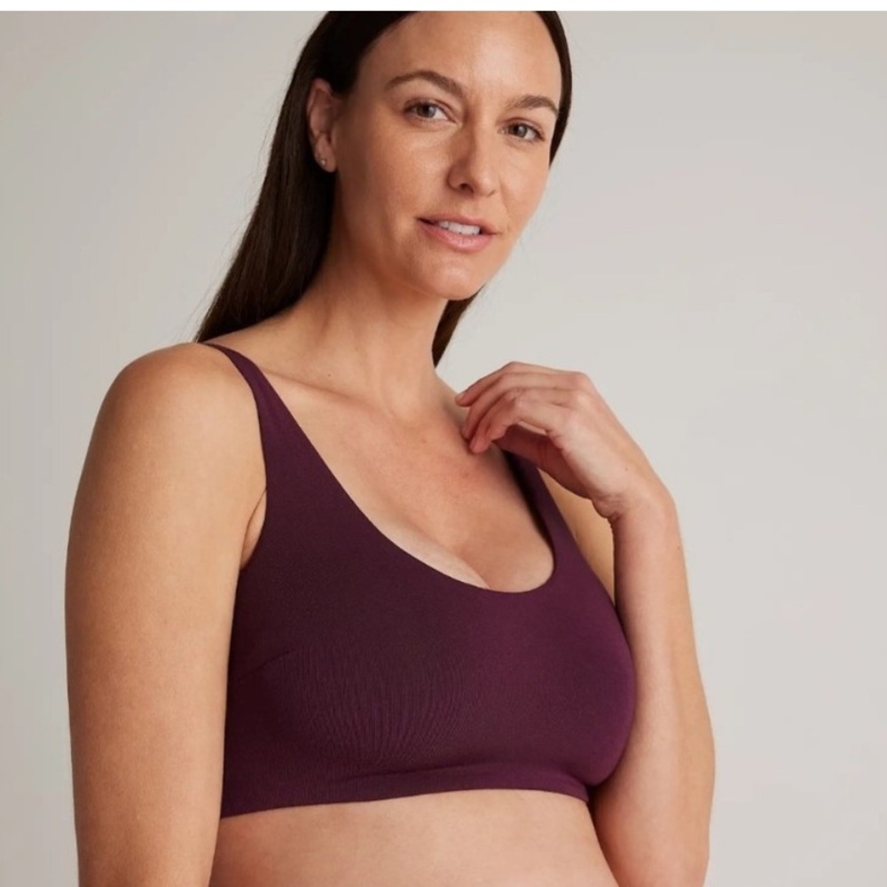 Quince Seamless Scoop Bralette in black Medium x2